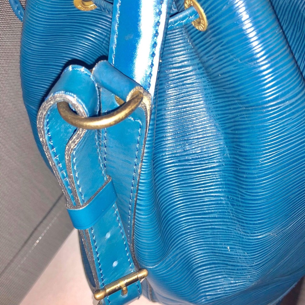 Additional photos of Louis Vuitton Epi noe GM